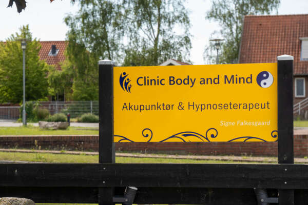 Skilt ude foran Clinic body and mind på Fyn